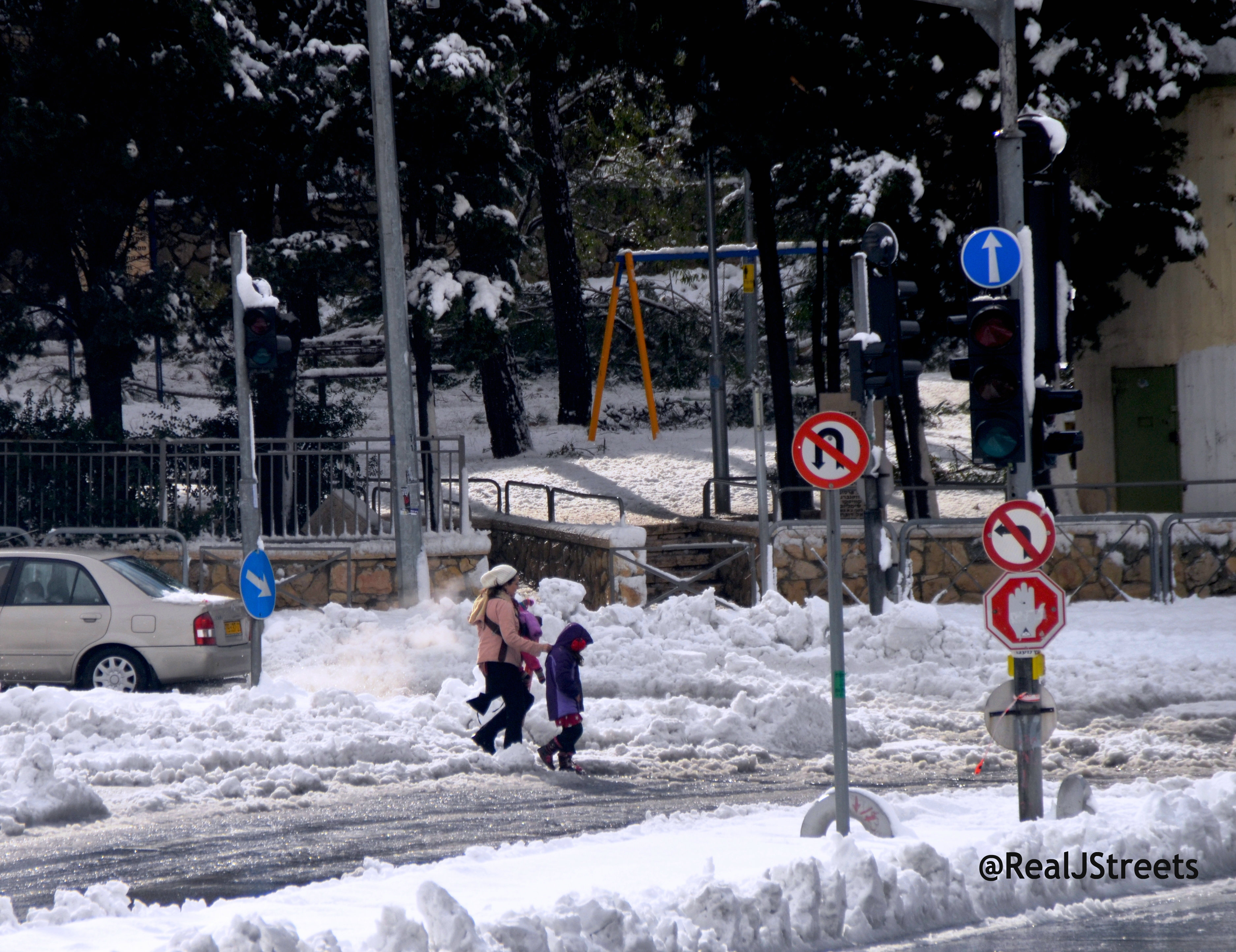 image Jerusalem snow, picture snow Jerusalem, photo people in snow,