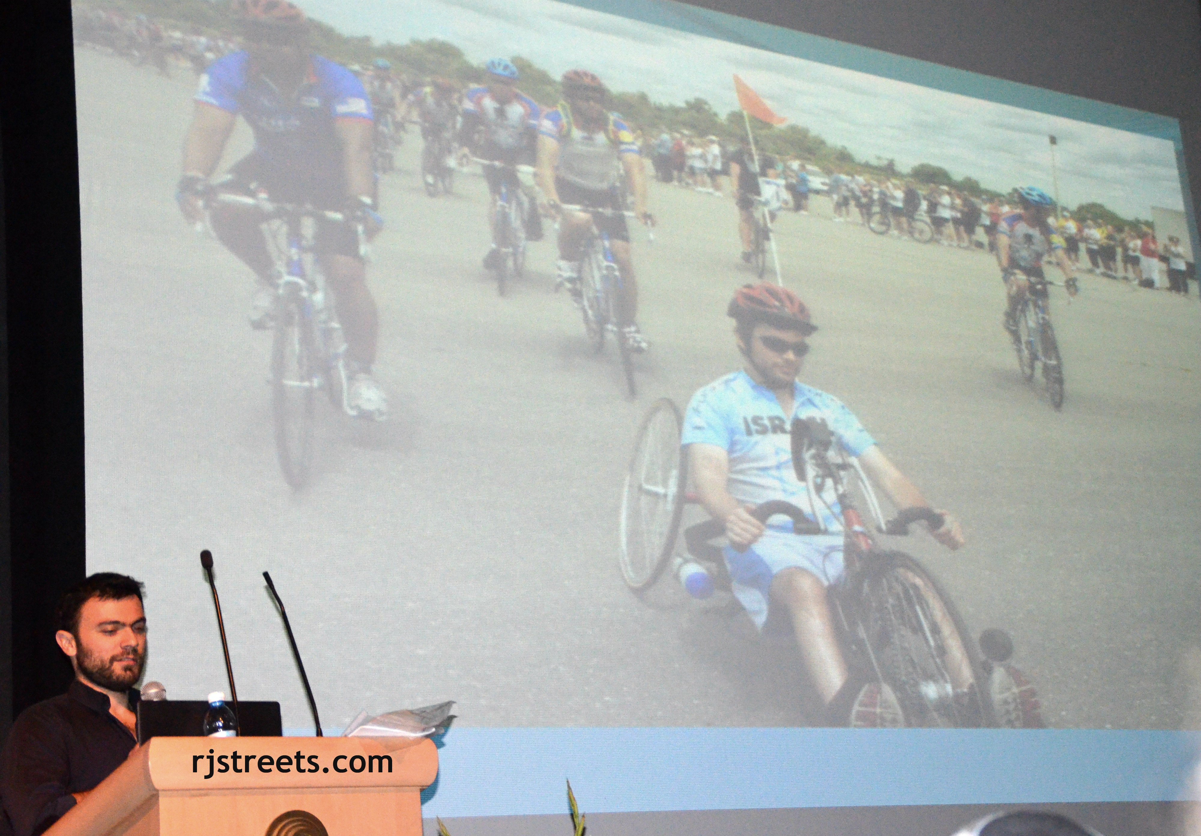 image disables biker, Noam Gershony riding a bike, photo bike rider with one leg