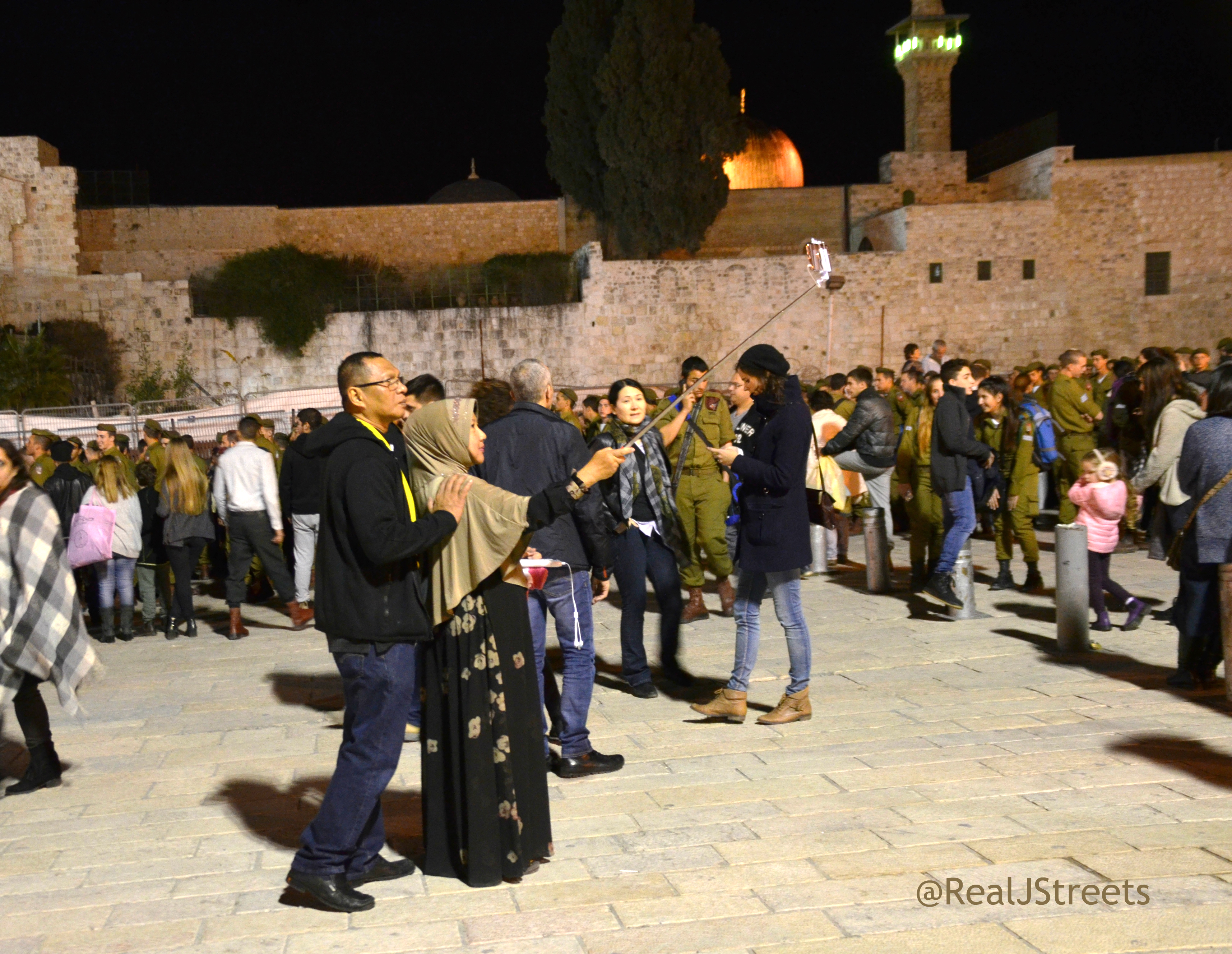 Selife by Muslim couple at Kotel tekes for IDF